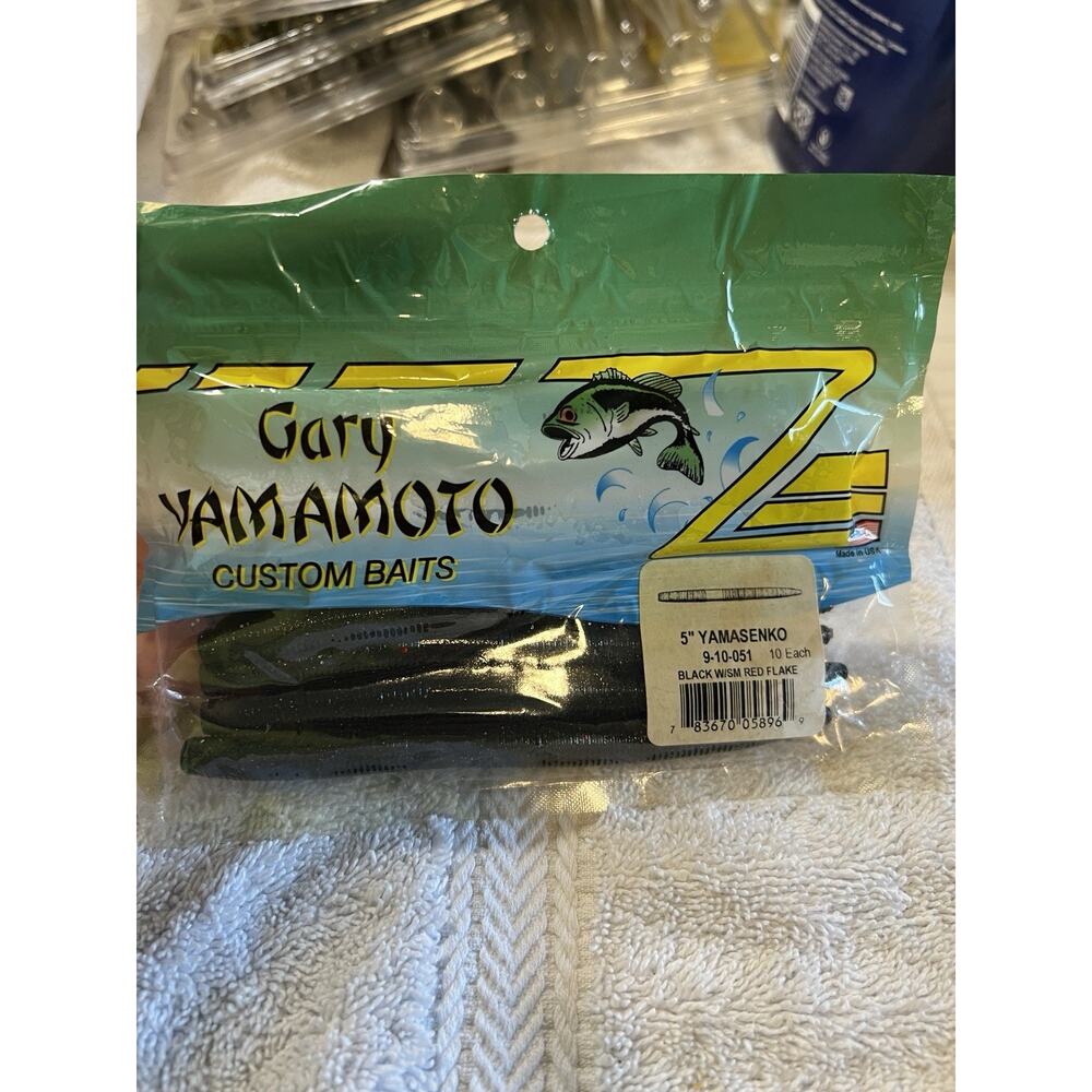 Gary Yamamoto 9-10-051 5" Senko Worm Color Black with Small Red Flakes 10CT